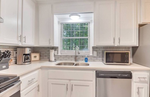 Acworth House | ATH - Cherokee County Privacy - 1+ acre and pet friendly