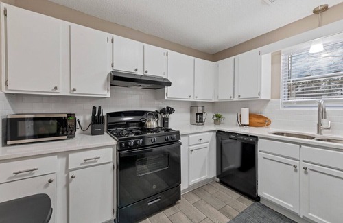 Woodstock House | ATH - Downtown Woodstock Luxury - Walk to Cherokee Amphitheater (1/4 mile) 3 Bedroom