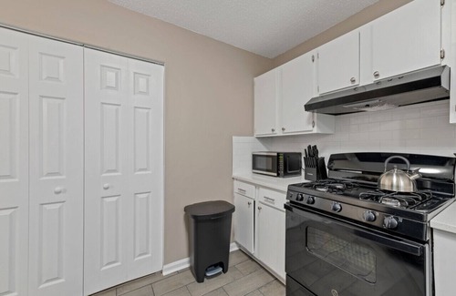 Woodstock House | ATH - Downtown Woodstock Luxury - Walk to Cherokee Amphitheater (1/4 mile) 3 Bedroom