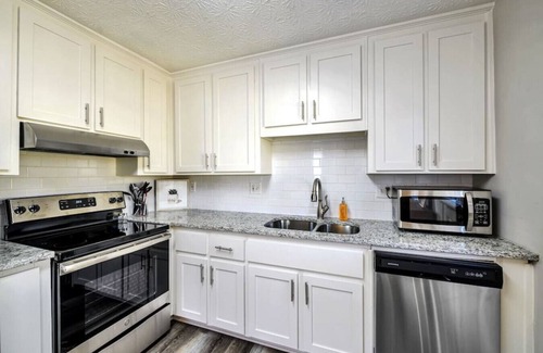 Marietta House | ATH - Marietta - 2BR - Pet Friendly -Ranch (160b)