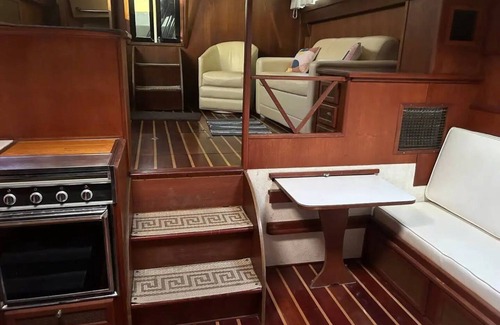 Ono Island Boat Rental | Athena - Viking Motor yacht at the Dock