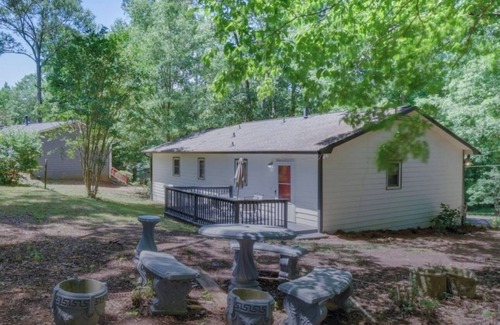Athens House | Athens home w/Deck-Near Sanford Stadium!