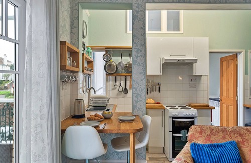 Roundham Apartment | Atherfield Apartments No. 3 - Sea Peeps
