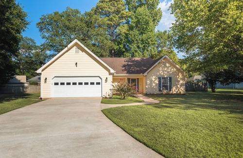 Warner Robins House | AtHome+1 Stay | 3BR w/Inground Pool | Fenced Yard