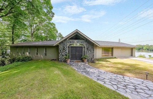 Jonesboro House | ATL/Jonesboro, Relaxing Summer Getaway for Families/Friends or Cooperate Groups