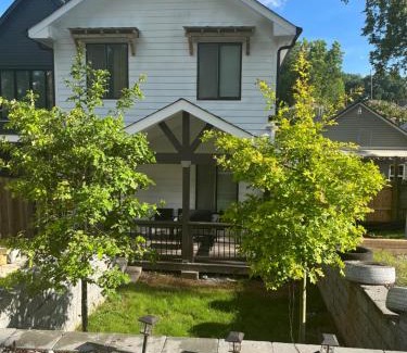 Summerhill House | Atlanta Unit 2 Room 2 - Peaceful Weekend Getaway Private Bedroom & Bathroom