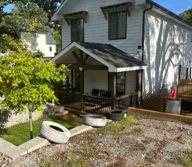 Summerhill House | Atlanta Unit 2 Room 2 - Peaceful Weekend Getaway Private Bedroom & Bathroom