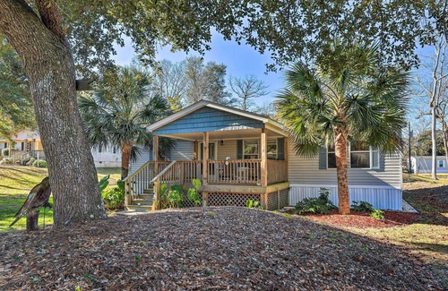 Atlantic Beach Cottage | Atlantic Beach Home w/Decks & Fire Pit