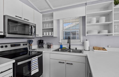 Atlantic Beach Cottage | Atlantic Breeze North - Renovated & Cozy - Walk To Beach