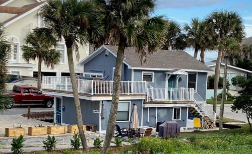Jacksonville Beach House | Atlantic Shores Getaway steps from Jax Beach Private House Pet Friendly Near to the Mayo Clinic - UNF - TPC Sawgrass - Convention Center - Shopping Malls - Under 3 Hours from DISNEY