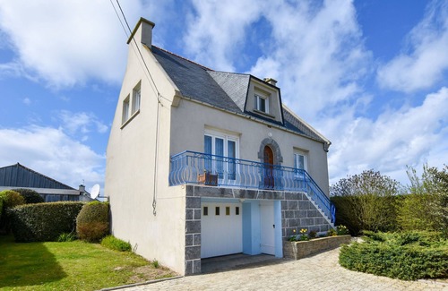 Ploudalmezeau House | Atmospheric Breton house with garden