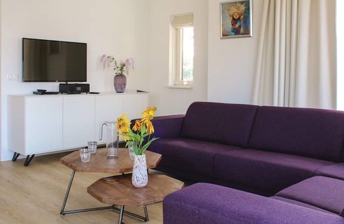 Idskenhuizen House | Atmospheric villa on the water, at a holiday park in Friesland