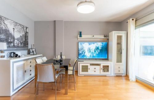 Almeria Apartment | ATP La Goleta a 5 minutos de la Playa, Piscina, Frente a Recinto Ferial y Parking Privado Gratis!
