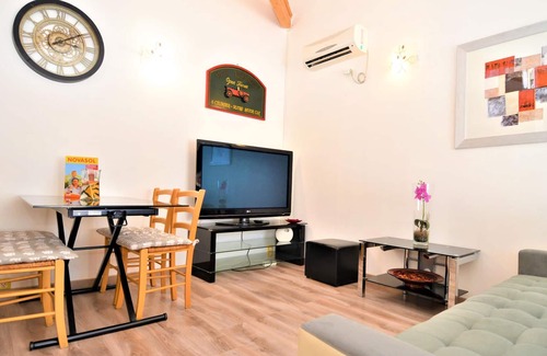 Saint-Saturnin-les-Avignon House | Attractive, air-conditioned vacation home with private swimming pool.