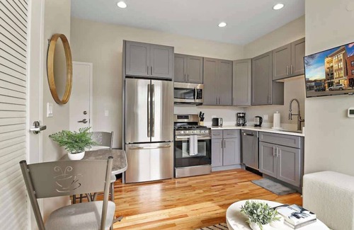 Lake View East Apartment | Attractive 1BR Apartment in Chicago