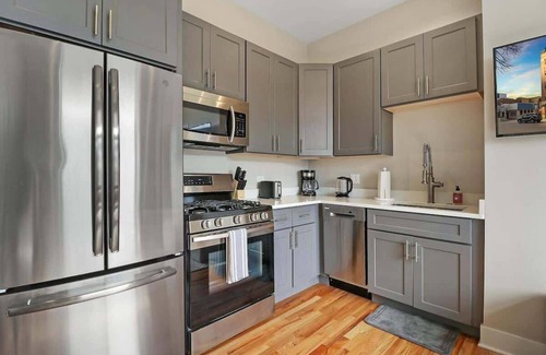 Lake View East Apartment | Attractive 1BR Apartment in Chicago