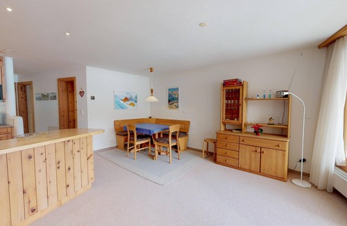 Silvaplana Apartment | Attractive and bright 3-bedroom apartment with beautiful mountain and lake view.