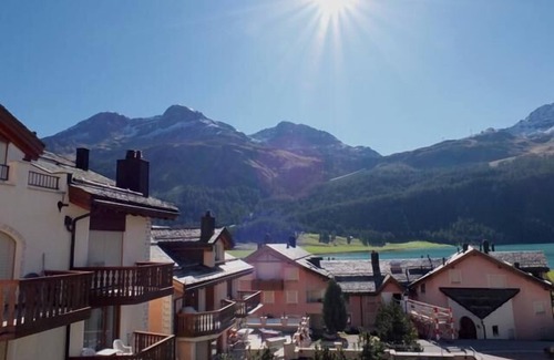 Silvaplana Apartment | Attractive and bright 3-bedroom apartment with beautiful mountain and lake view.
