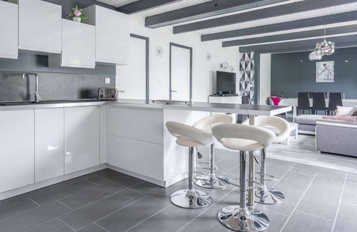 Cessenon-sur-Orb House | Attractive Holiday Home in Cessenon-Sur-Orb with Terrace