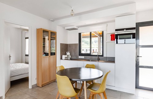 Malaucene House | Attractive Holiday Home in Malaucène with Terrace