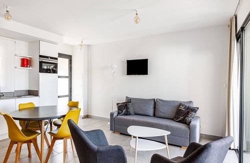 Malaucene House | Attractive Holiday Home in Malaucène with Terrace