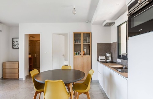 Malaucene House | Attractive Holiday Home in Malaucène with Terrace