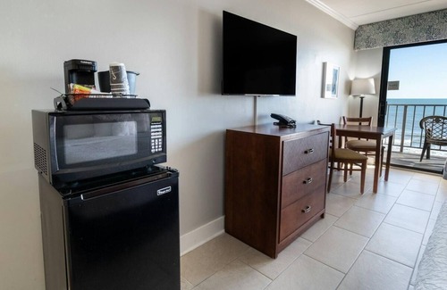Litchfield by the Sea Apartment | Attractive Oceanfront King Room 5th Flr