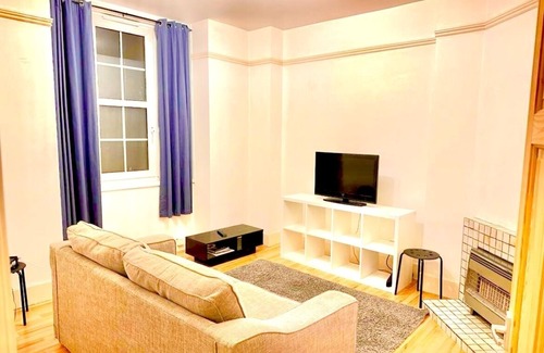 Riverside Apartment | Attractive Tower Bridge Apartment! 2 Mins From the River Side!