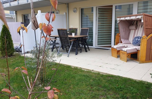 Gelbensande Apartment | Attractive vacation apartment with private garden and barbecue