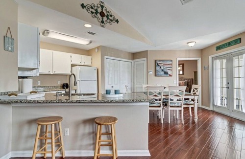 Gulf Shores Condo | Attractively furnished condo in a great location, just minutes to the beach.