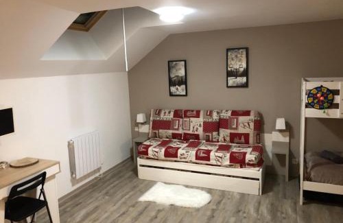 La Feclaz Apartment | Au bout du bois Piscine sauna hammam accessible en saison et le logement accessible toute l annee