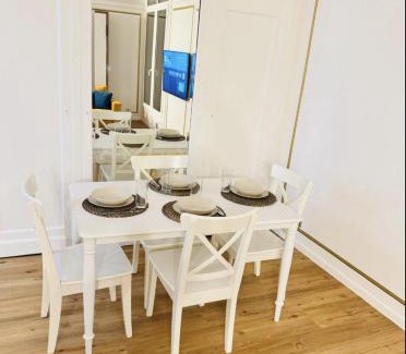 Faubourg-du-Roule Apartment | Au cœur des Champs Élysées