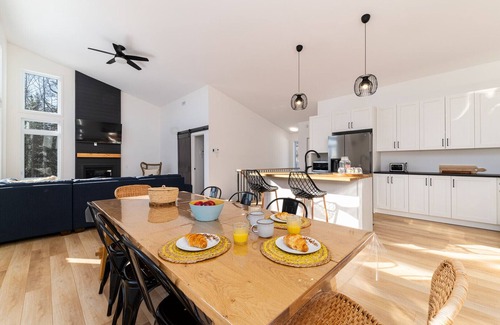 Les Eboulements Ski Chalet | Au Clair de Lune 103: Spa, Trails & Scenic Views