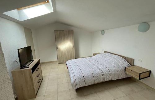 Cornillon-Confoux Apartment | Au petit Olivier, Appartement avec jardin et piscine