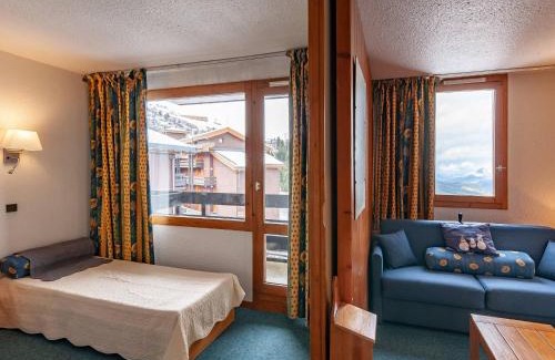 Meribel-Mottaret Apartment | Au pied des pistes, balcon, casier à skis, proche commerces - FR-1-355-102