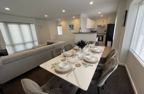 Auckland Central Business District House | Auckland City CBD - walk to Spark Arena & Parnell from our spacious 3 bed home