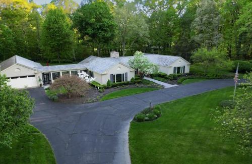 Benton Harbor House | Audubon Acres l pool table & outdoor dining