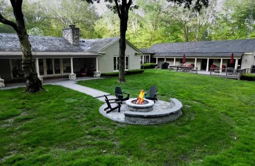 Benton Harbor House | Audubon Acres l pool table & outdoor dining