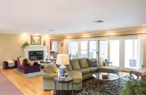Benton Harbor House | Audubon Acres l pool table & outdoor dining