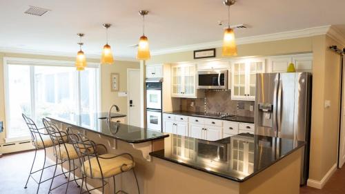 Benton Harbor House | Audubon Acres l pool table & outdoor dining