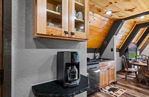 Chalet Village Cabin | Aug Discount|Pickleball!|Kid Cave|3-pools!|Hot Tub