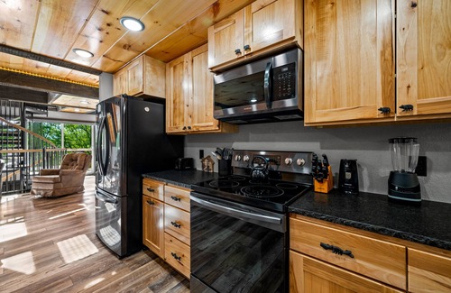 Chalet Village Cabin | Aug Discount|Pickleball!|Kid Cave|3-pools!|Hot Tub