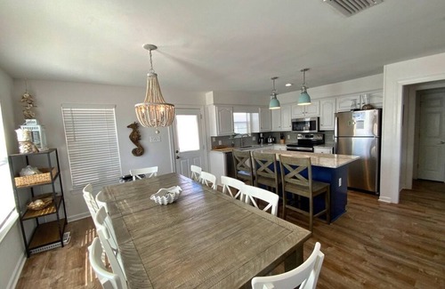 Morgantown House | Aug & Sept Discounted! Pools/Tennis/Pickleball