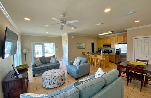 Morgantown House | Aug & Sept Discounted! Great Views w/Pools, Tennis, Pickleball