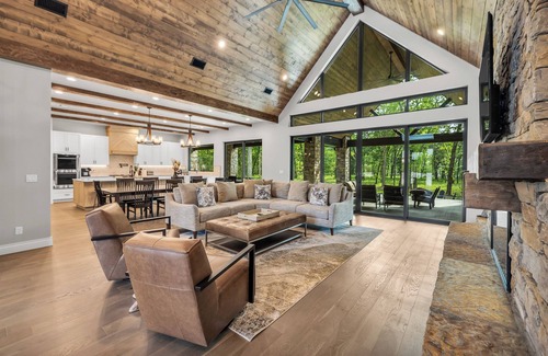 Afton House | August Specials! New Monkey Island Modern Lodge Retreat w/Hot Tub!
