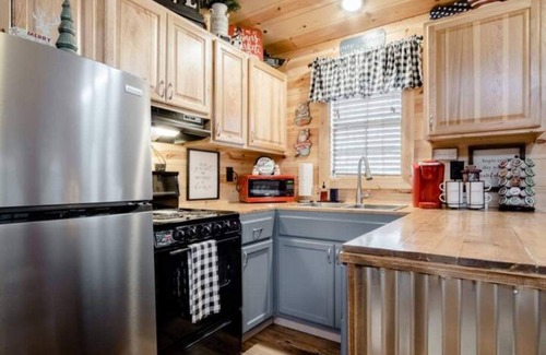 Dawsonville Cabin | Auraria Woods Hideaway-Dog friendly-Fenced- 2.2 miles from Lily Creek Farm