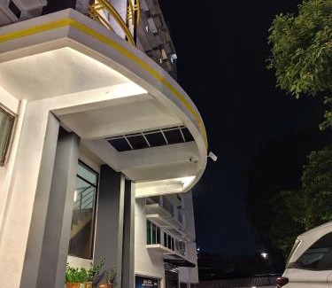 Downtown George Town Apartment | Aurora Court Service Apartment