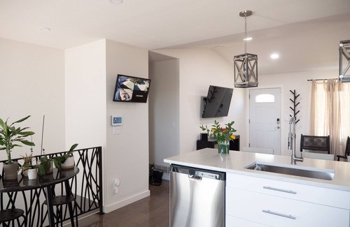 Centennial House | Aurora Designer Home 4Bd.3Bath/Pet Friendly