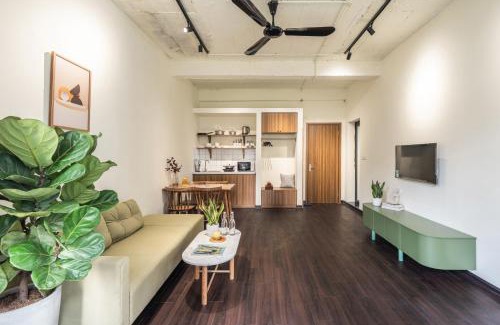 Hai Ba Trung Apartment | AURORA House Downtown-Big Deck for Group-Pool BBQ-Free Airport Pickup