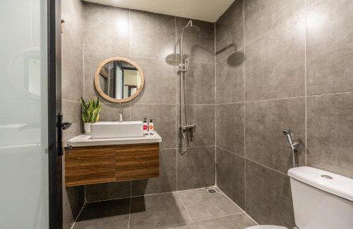 Hai Ba Trung Apartment | AURORA House Downtown-Big Deck for Group-Pool BBQ-Free Airport Pickup